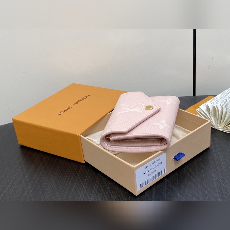 【臺(tái)灣貨】M14220粉色絲印 全皮三折錢包 VICTORINE 錢夾 本款 V