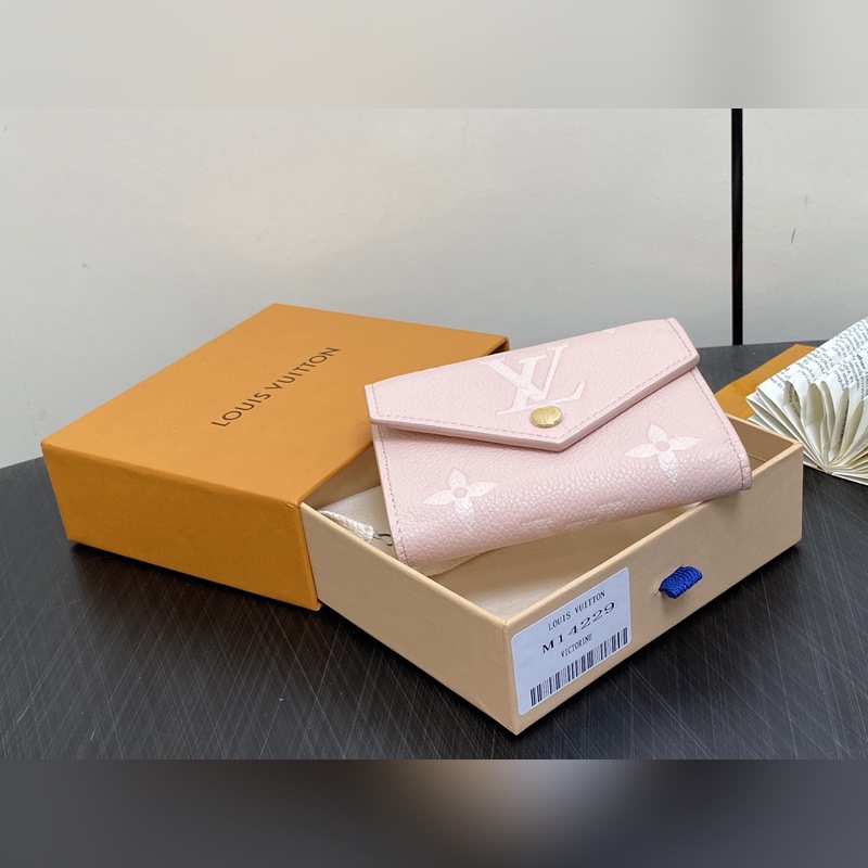 【臺(tái)灣貨】M14220粉色絲印 全皮三折錢包 VICTORINE 錢夾 本款 V