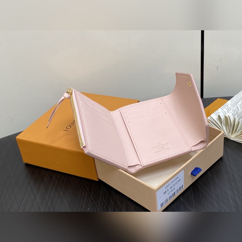 【臺(tái)灣貨】M14220粉色絲印 全皮三折錢包 VICTORINE 錢夾 本款 V