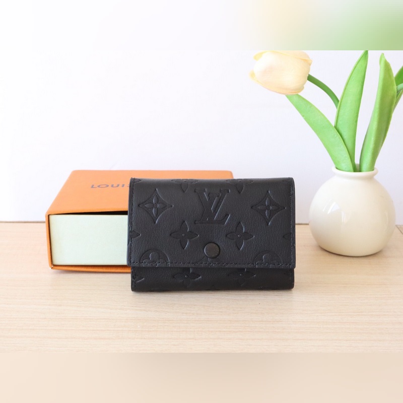 M12635Victor 錢包  這款優(yōu)雅的Victor錢包以Monogram