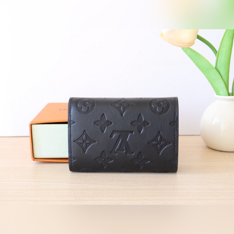 M12635Victor 錢包  這款優(yōu)雅的Victor錢包以Monogram