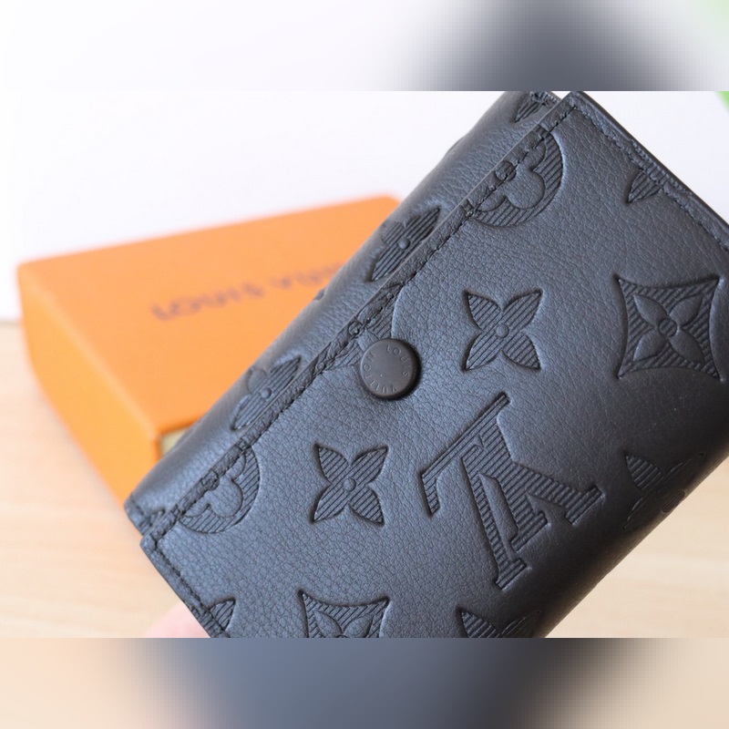 M12635Victor 錢包  這款優(yōu)雅的Victor錢包以Monogram