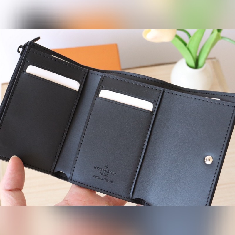 M12635Victor 錢包  這款優(yōu)雅的Victor錢包以Monogram