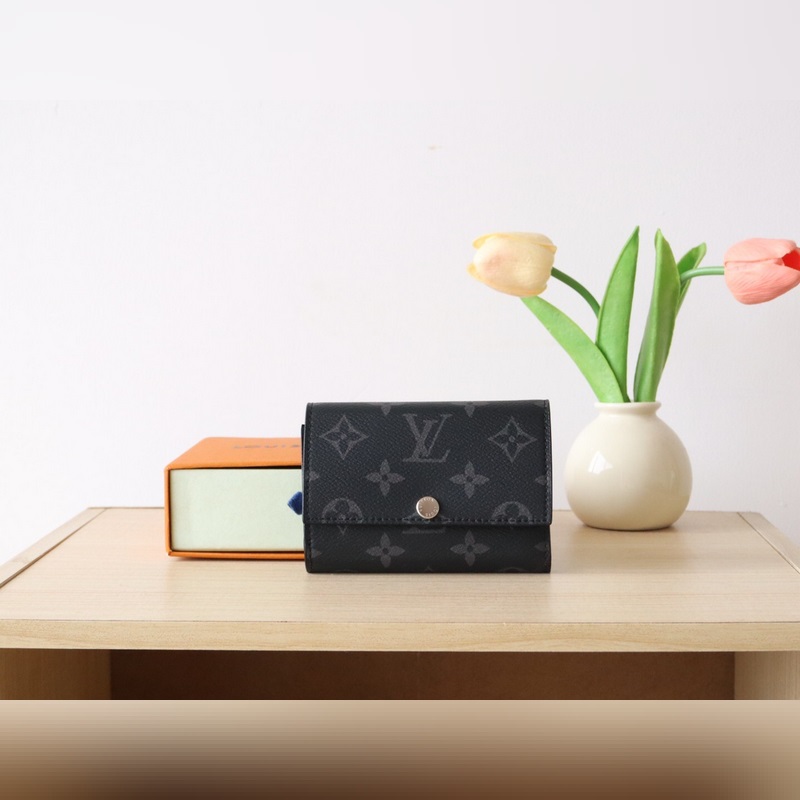 M12598Victor 錢包  這款優雅的Victor錢包以Monogram