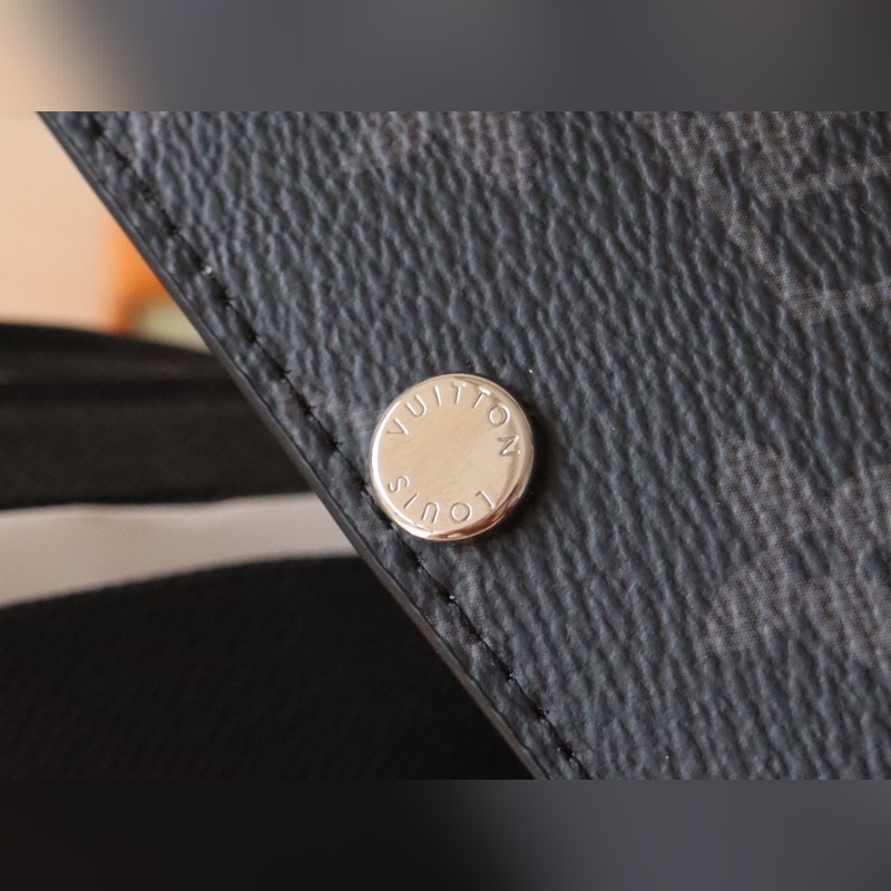 M12598Victor 錢包  這款優雅的Victor錢包以Monogram