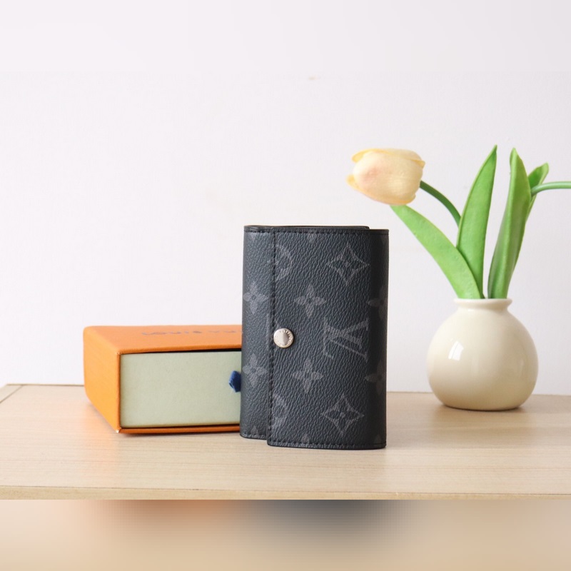 M12598Victor 錢包  這款優雅的Victor錢包以Monogram