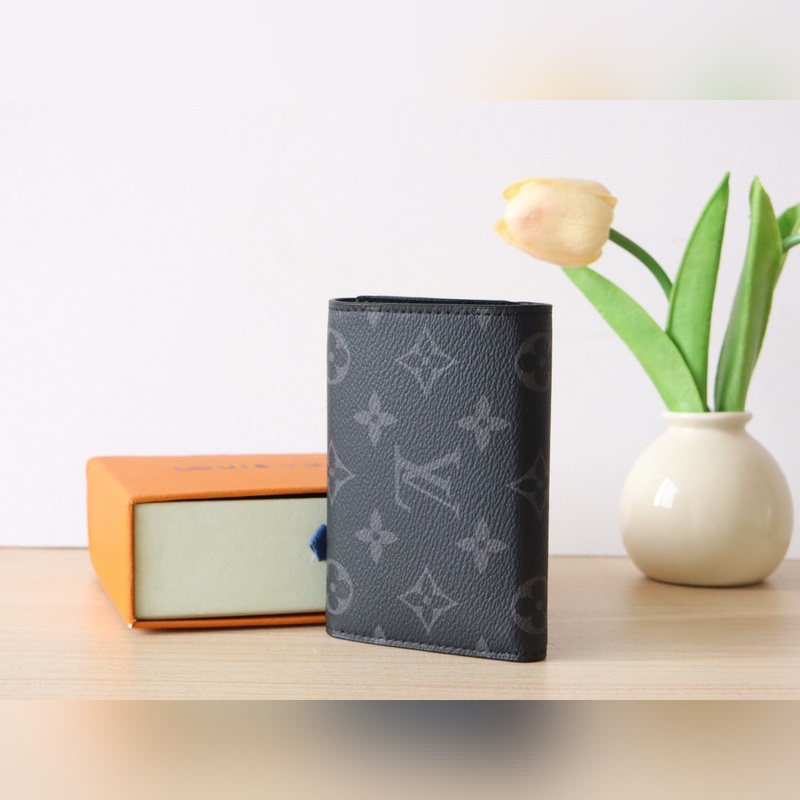 M12598Victor 錢包  這款優雅的Victor錢包以Monogram