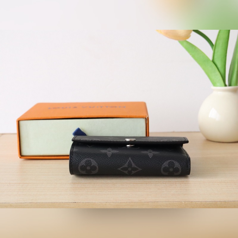 M12598Victor 錢包  這款優雅的Victor錢包以Monogram