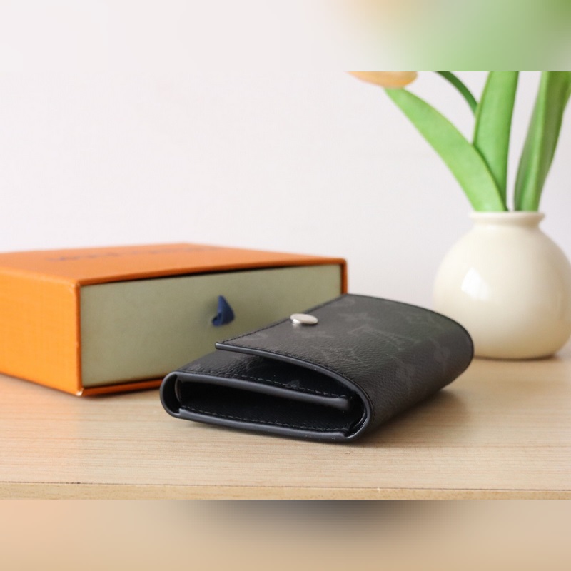 M12598Victor 錢包  這款優雅的Victor錢包以Monogram