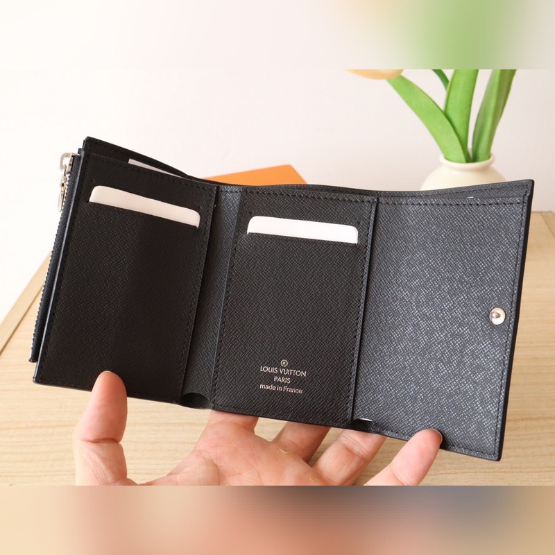 M12598Victor 錢包  這款優雅的Victor錢包以Monogram