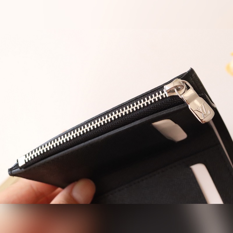 M12598Victor 錢包  這款優雅的Victor錢包以Monogram