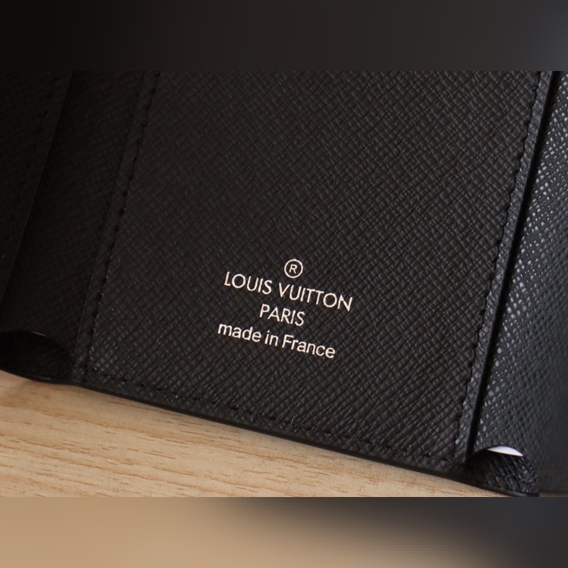 M12598Victor 錢包  這款優雅的Victor錢包以Monogram