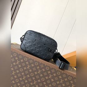 頂級原單 變碼芯片163c M46955壓花 進口牛皮 本款 Alpha 郵差包