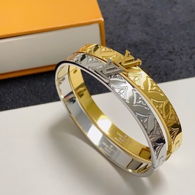 LV字母印花四葉草雕刻帶logo手鐲 從上市以來一直深受MM喜愛每一種顔色都有它