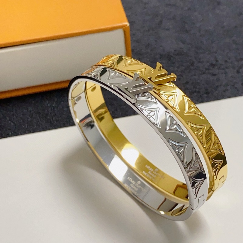 LV字母印花四葉草雕刻帶logo手鐲 從上市以來一直深受MM喜愛每一種顔色都有它