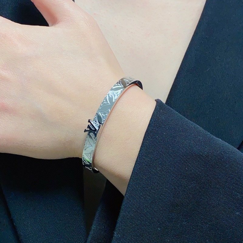 LV字母印花四葉草雕刻帶logo手鐲 從上市以來一直深受MM喜愛每一種顔色都有它