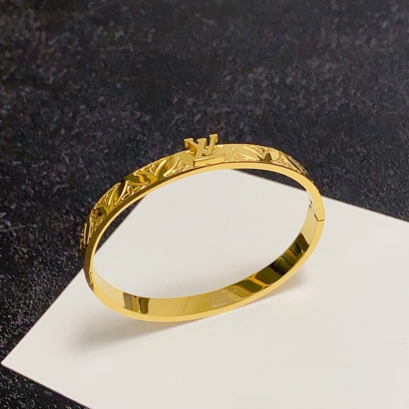 LV字母印花四葉草雕刻帶logo手鐲 從上市以來一直深受MM喜愛每一種顔色都有它