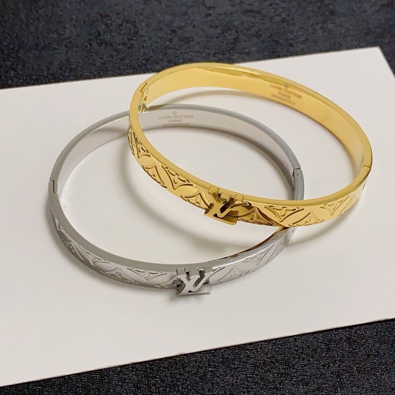LV字母印花四葉草雕刻帶logo手鐲 從上市以來一直深受MM喜愛每一種顔色都有它