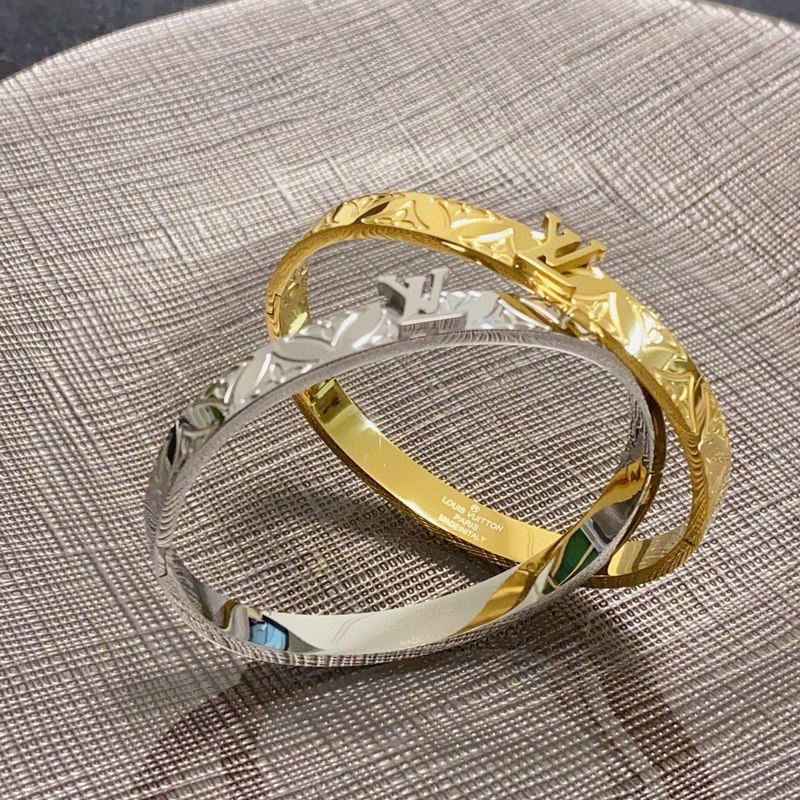 LV字母印花四葉草雕刻帶logo手鐲 從上市以來一直深受MM喜愛每一種顔色都有它