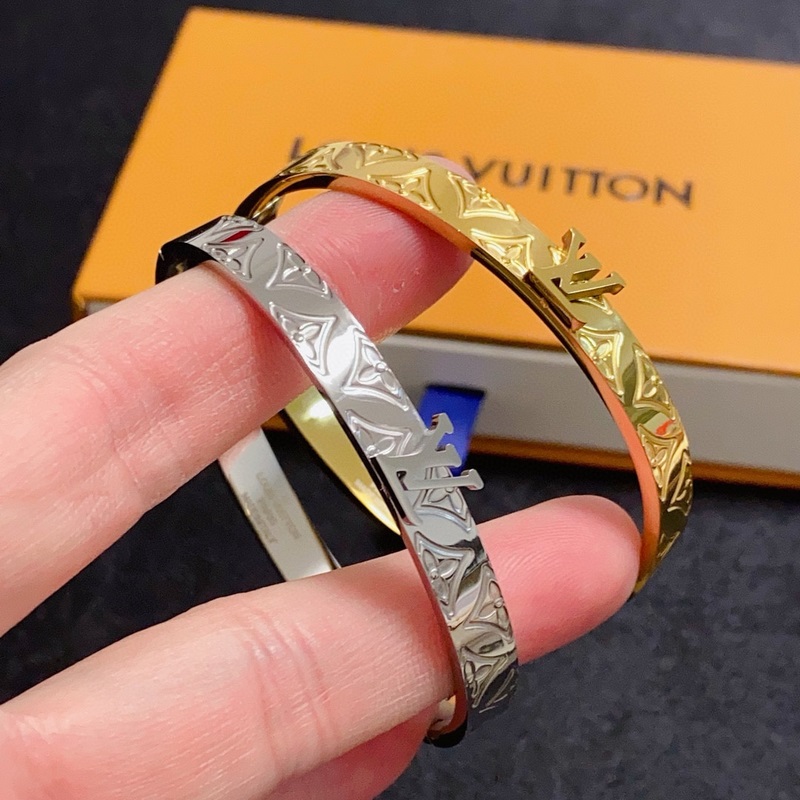 LV字母印花四葉草雕刻帶logo手鐲 從上市以來一直深受MM喜愛每一種顔色都有它