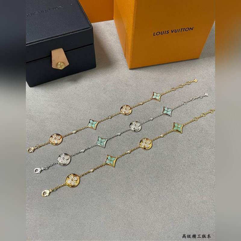 LV天河石四花手鍊，春來河水綠如藍，天河石那抹Tiffany藍，輕淺明豔，佩戴襯