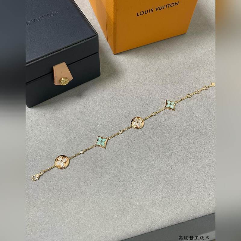 LV天河石四花手鍊，春來河水綠如藍，天河石那抹Tiffany藍，輕淺明豔，佩戴襯