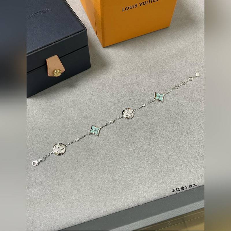 LV天河石四花手鍊，春來河水綠如藍，天河石那抹Tiffany藍，輕淺明豔，佩戴襯