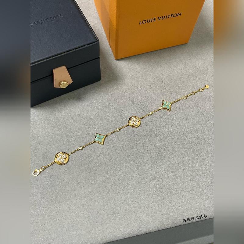 LV天河石四花手鍊，春來河水綠如藍，天河石那抹Tiffany藍，輕淺明豔，佩戴襯