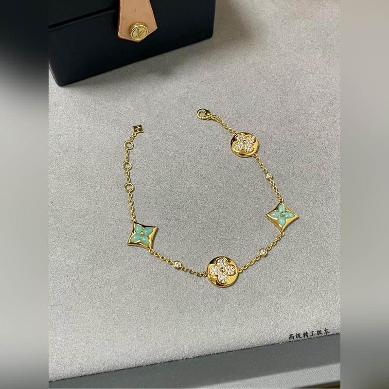 LV天河石四花手鍊，春來河水綠如藍，天河石那抹Tiffany藍，輕淺明豔，佩戴襯