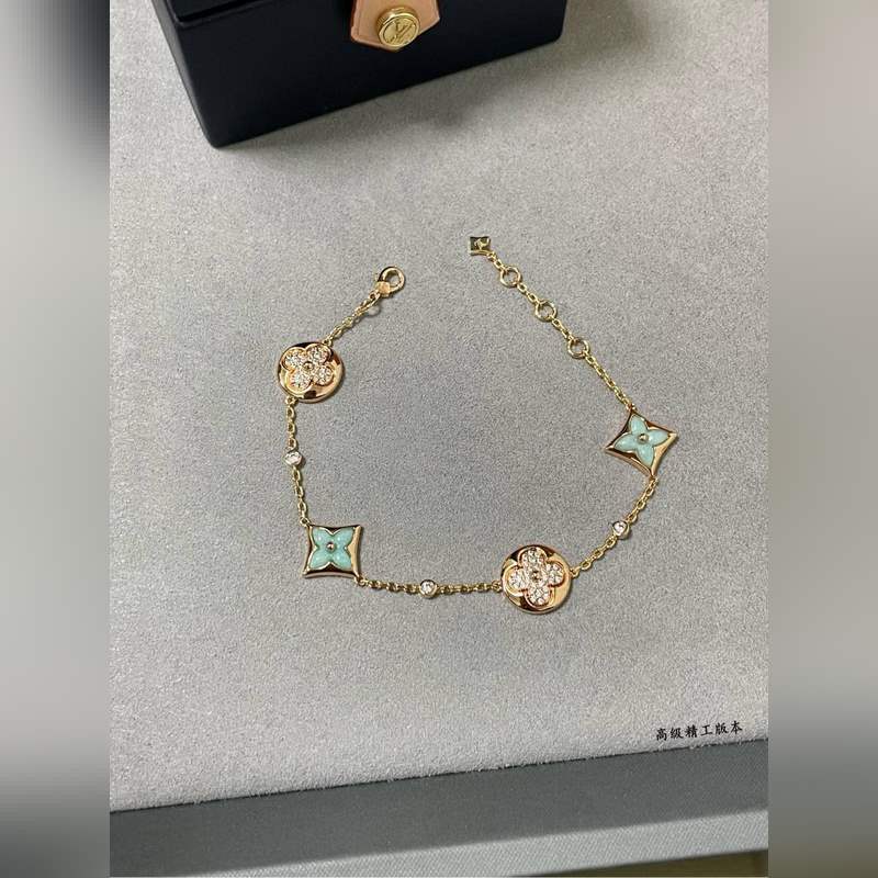 LV天河石四花手鍊，春來河水綠如藍，天河石那抹Tiffany藍，輕淺明豔，佩戴襯