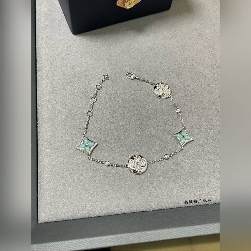 LV天河石四花手鍊，春來河水綠如藍，天河石那抹Tiffany藍，輕淺明豔，佩戴襯