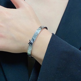 LV字母印花四葉草雕刻帶logo手鐲 從上市以來一直深受MM喜愛每一種顔色都有它