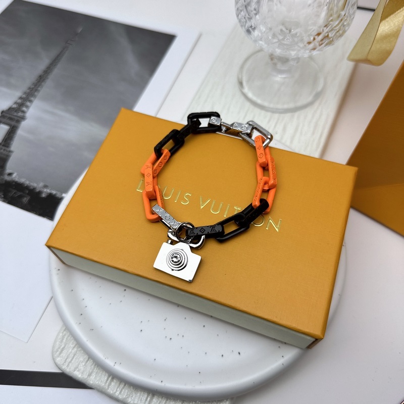 路易威登LV手鍊原單貨 專櫃新款開模潮流時尚必備 男女均可佩戴 情侶款同款 搖