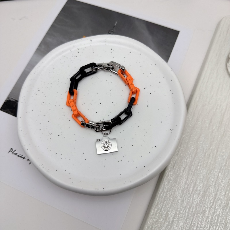 路易威登LV手鍊原單貨 專櫃新款開模潮流時尚必備 男女均可佩戴 情侶款同款 搖