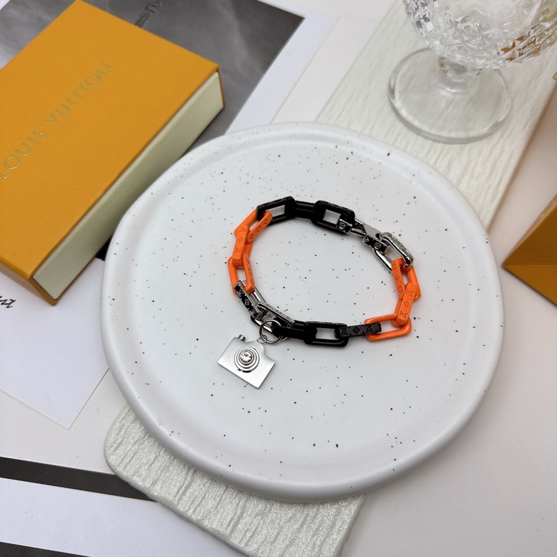 路易威登LV手鍊原單貨 專櫃新款開模潮流時尚必備 男女均可佩戴 情侶款同款 搖