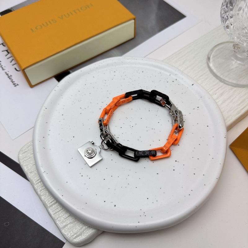 路易威登LV手鍊原單貨 專櫃新款開模潮流時尚必備 男女均可佩戴 情侶款同款 搖