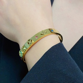 LV字母印花四葉草雕刻帶logo鑲紅鑽、藍鑽鏤空手鐲 從上市以來一直深受MM喜愛