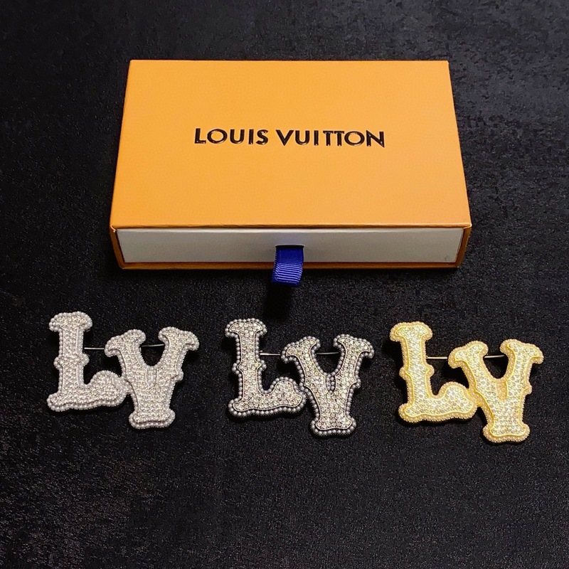 Louis Vuitton 路易威登 專櫃新款鑲滿鑽字母小珍珠金色胸針，那些傾注