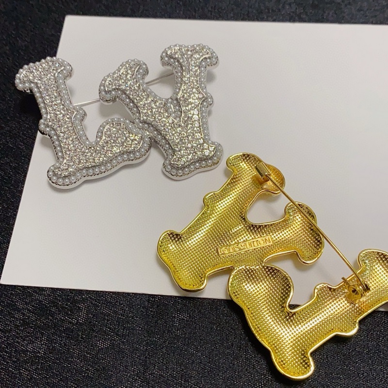 Louis Vuitton 路易威登 專櫃新款鑲滿鑽字母小珍珠金色胸針，那些傾注