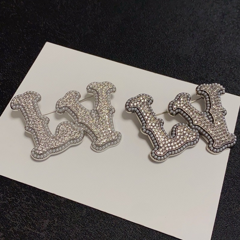 Louis Vuitton 路易威登 專櫃新款鑲滿鑽字母小珍珠金色胸針，那些傾注