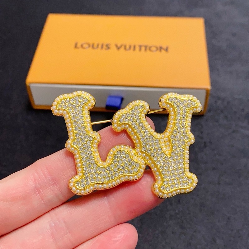 Louis Vuitton 路易威登 專櫃新款鑲滿鑽字母小珍珠金色胸針，那些傾注