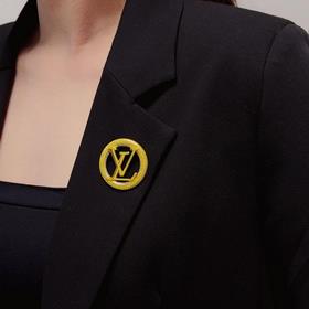 Louis Vuitton 路易威登 專櫃新款鑲滿鑽字母黃金色複古胸針，那些傾注