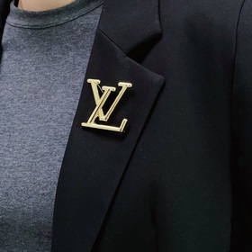 Louis Vuitton 路易威登 專櫃新款複古銅色胸針，Lv是最懂女人的飾物