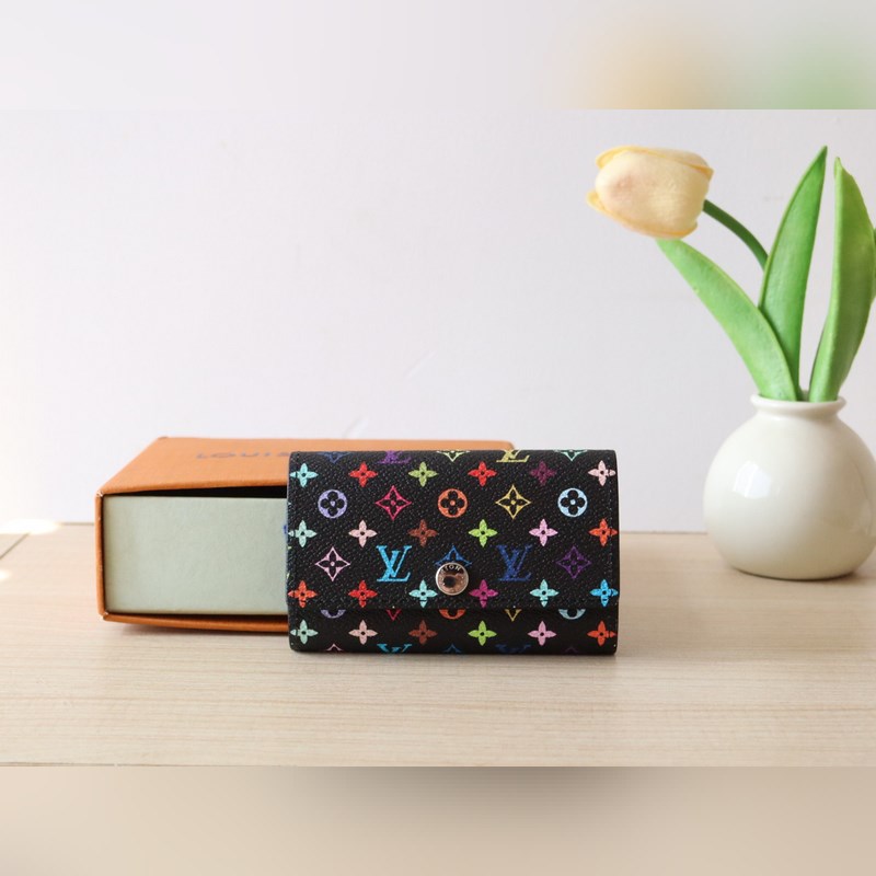 14092 三彩鑰匙包  錢包系列 本款鑰匙包出自路易威登 x 村上隆合作系列，