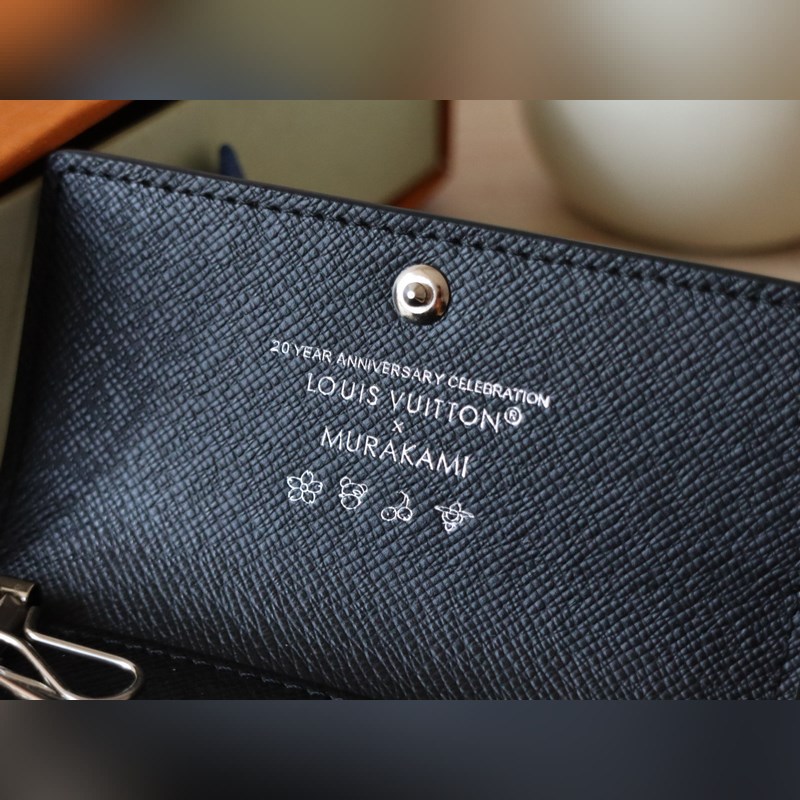 14092 三彩鑰匙包  錢包系列 本款鑰匙包出自路易威登 x 村上隆合作系列，