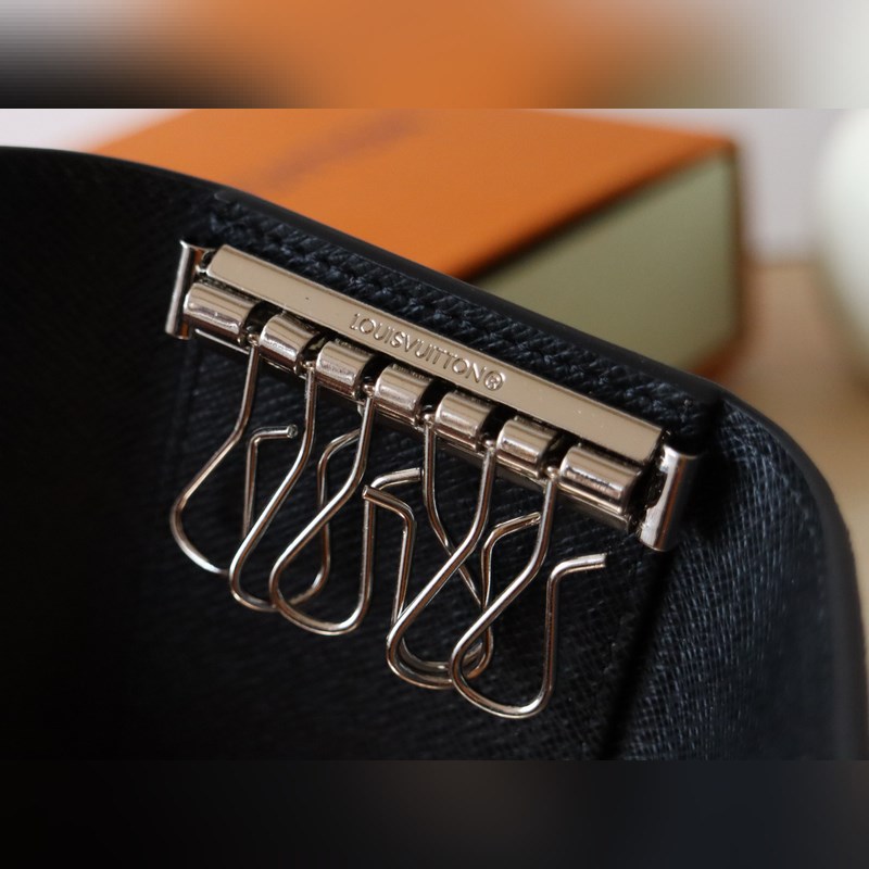 14092 三彩鑰匙包  錢包系列 本款鑰匙包出自路易威登 x 村上隆合作系列，