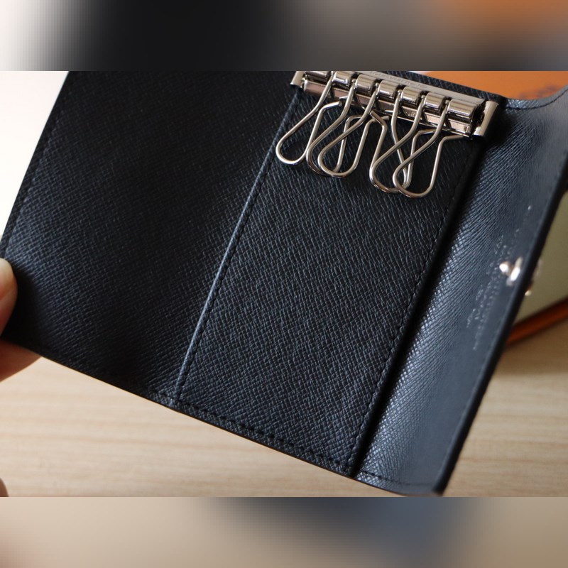 14092 三彩鑰匙包  錢包系列 本款鑰匙包出自路易威登 x 村上隆合作系列，