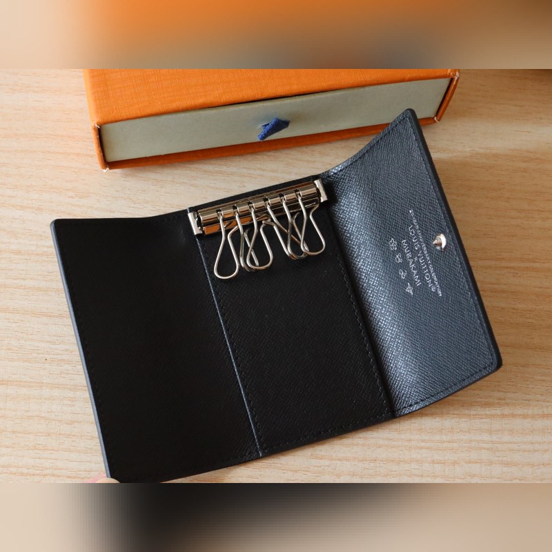 14092 三彩鑰匙包  錢包系列 本款鑰匙包出自路易威登 x 村上隆合作系列，