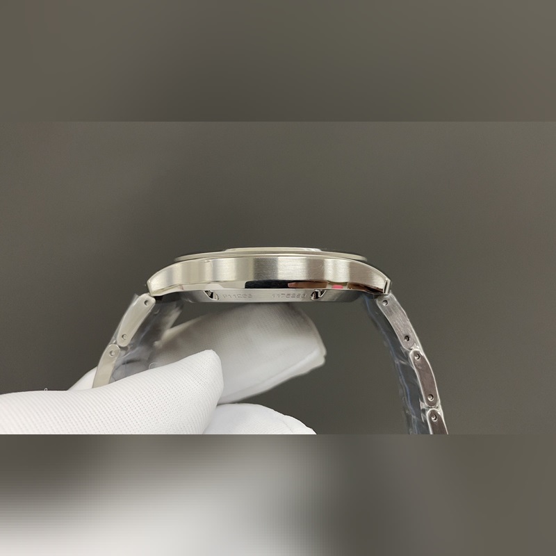 人稱小鸚鵡螺[旺柴]！(伯爵鋼王)一款優雅的運動腕錶，可商務亦可運動休閑。歡迎對