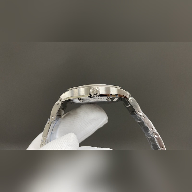 人稱小鸚鵡螺[旺柴]！(伯爵鋼王)一款優雅的運動腕錶，可商務亦可運動休閑。歡迎對